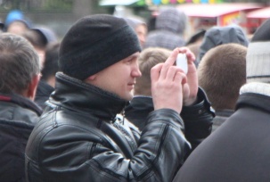 Фотофакт: сотрудник милиции в гражданском, который составил на Марука Дениса рапорт, показывает неприличный жест (средний палец)