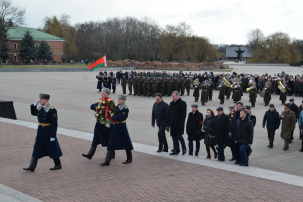 Церемония возложения цветов к Вечному огню Брестской крепости прошла в День защитников Отечества