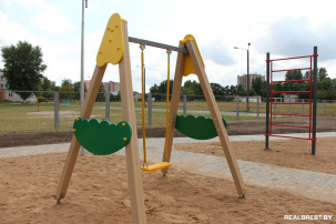Новая детская площадка в микрорайоне «Речица» - самое востребованное место притяжения детей всей округи