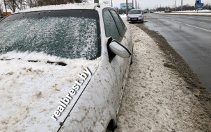 Сложные погодные условия в Бресте сказались на оставленных водителями на обочине автомобилях