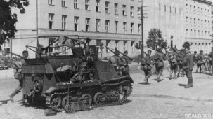 Советский гусеничный бронированный артиллерийский тягач Т-20 «Комсомолец» на улице в Брест-Литовске