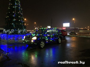 Автомобильный новогодний креатив в Бресте