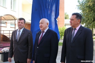 Возле консульства Республики Казахстан в Бресте появился арт-объект в виде кованого фонаря «Байтерек»