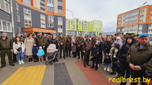 Торжественное открытие домов для военных в Бресте по улице Грибоедова