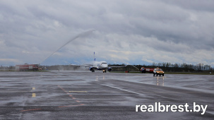 Для самолета из Москвы, который успешно приземлился в аэропорту «Брест», организовали водную арку