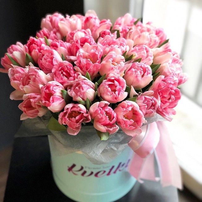 Композиция в коробке или букет: какие цветы выбрать