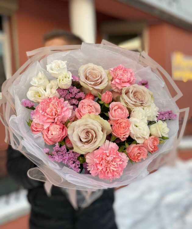 Композиция в коробке или букет: какие цветы выбрать