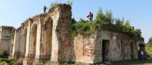 Субботник на руинах Бернардинского монастыря собрал более 60 человек