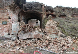 Во время попытки установить опору обрушилась аварийная арка Бернардинского монастыря