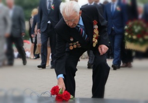 Проходя мимо любых обелисков, мы обязаны склонить голову и возложить цветы