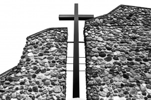 Тут птицы не поют и цветы не возлагают