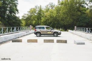 С дубовыми перилами и стеклом триплекс. В Брестской крепости возобновились строительные работы на мосту