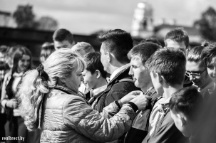 293 недавних школьника с гордостью одели галстуки-бабочки с белорусским орнаментом