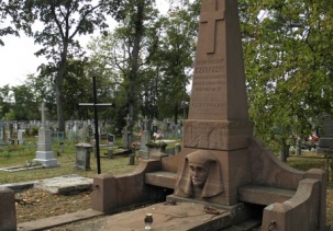 На католическом некрополе в городе Пружаны сохранился необыкновенно интересный и чрезвычайно редкий для Брестчины памятник