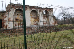 Хулиганы повредили забор вокруг руин Бернардинского монастыря