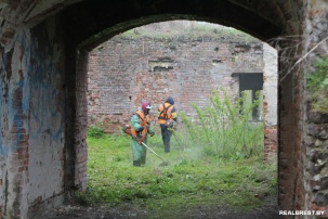 Первый в этом году субботник на руинах Бернардинского монастыря по собственной инициативе провели коммунальные службы