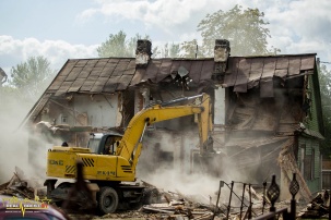 Из «горисполкомовского» окошка видно, как исторический центр Бреста ковшом уничтожают немножко