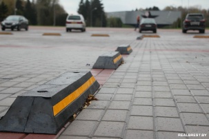 ГАИ оборудовала «антидрифтовыми» приспособлениями парковку перед Брестской крепостью