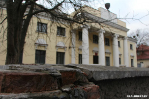 Разрушается когда-то главное общественное сооружение - здание казино колонии имени Нарутовича