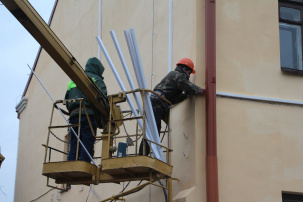 Спасибо за то, что читаете нас: на Карла Маркса на доме спрятали провода в короб и убрали металлический профиль с балкона