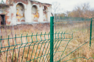 Хулиганы продолжают ломать забор вокруг руин Бернардинского монастыря. Милиция и власти не реагируют