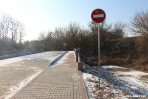 На подъезде к мосту Брестской крепости с улицы Зубачева установили запрещающий дорожный знак 3.1 Въезд запрещен