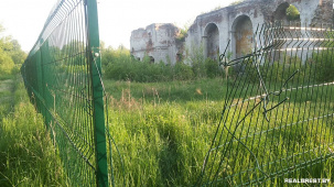 Горисполком: ремонт забора вокруг руин Бернардинского монастыря не требуется