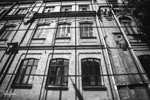 В бывшем здании мужской гимназии в рамках капитального ремонта меняют фальцевую кровлю и водостоки