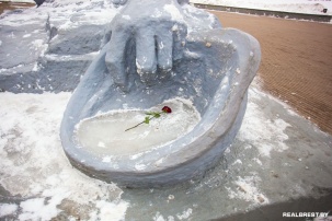 После сюжета на тему уборки снега в Брестской крепости каску монумента «Жажда» экстренно почистили