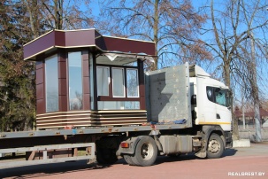 На парковке перед главным входом в Брестскую крепость устанавливают новые павильоны