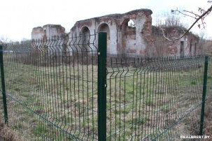 Забор отремонтирован. Выбираем дату субботника на руинах Бернардинского монастыря
