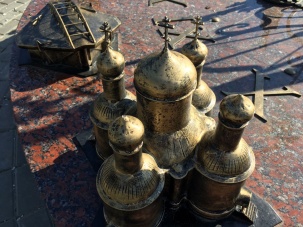 На солнечных часах в Бресте неизвестные сломали кресты на куполах Свято-воскресенского собора