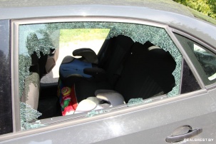 Камень, вылетевший из-под триммера для покоса травы, разбил стекло в проезжающем автомобиле в Бресте
