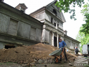 Смотрите, как реставрируют усадьбу Рейтанов в Ляховичском районе