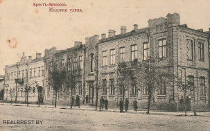 В городе Брест-Литовск, до Первой мировой войны, было много различных учебных заведений. Одним из них была еврейская женская 4-х классная прогимназия мадам Виккер