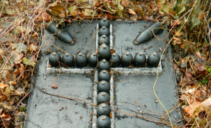 Крест из гренад на могиле подполковника Котляревского Фёдора Дмитриевича на Тришинском некрополе города Бреста