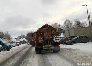 Снегоуборочная техника чистит дороги в Бресте в сопровождении машин ГАИ
