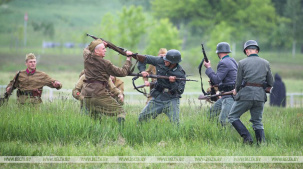 В Брестской крепости более 100 реконструкторов разыграли эпизод начального периода ВОВ