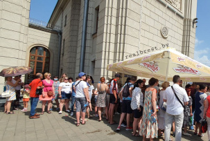 Чтобы попасть в «Поезд Победы» брестчане готовы стоять в живой очереди в жару