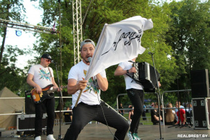 Известная белорусская группа «Дрозды» выступила в Бресте