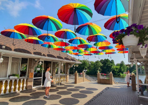 Новая фотозона в Бресте - парящие разноцветные зонтики появились в кафе "Ташкент"