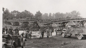 Жетон и фотография штурмовавшего Брестскую крепость