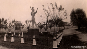 В Бресте до наших дней сохранились постаменты скульптурной композиции в «Сталинском» стиле