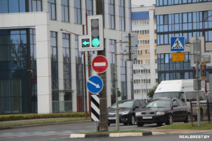 Свершилось! В Бресте на перекрестке Варшавского шоссе и Махновича светофор переставили на видное место