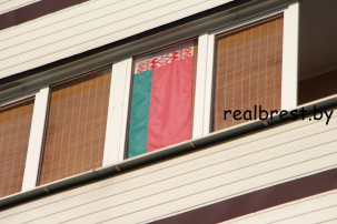 Мода на флаги в окнах в Бресте не прошла