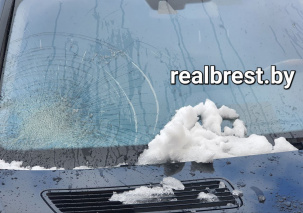 Бьёт стекла в автомобилях и падает на голову мокрый снег с брестских зданий