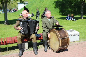 Музыканты в Брестской крепости на лавочке создали праздничную атмосферу для танцев