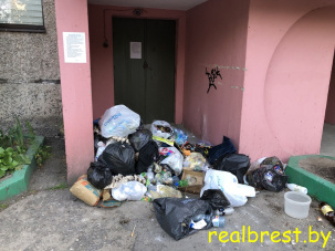 В Бресте не все умеют читать, что мусоропровод в их доме заварили