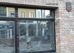 В этом здании на Советской в Бресте уже даже разбили окно