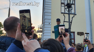 Сотни людей встречают фонарщика на Советской в Бресте
